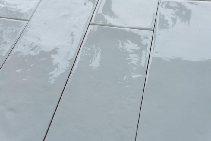 Metro Fliese hellgrau gewellt 10x30