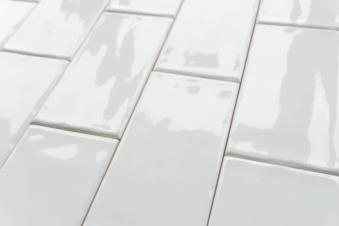 Metro Fliese weiß gewellt 7.5x15