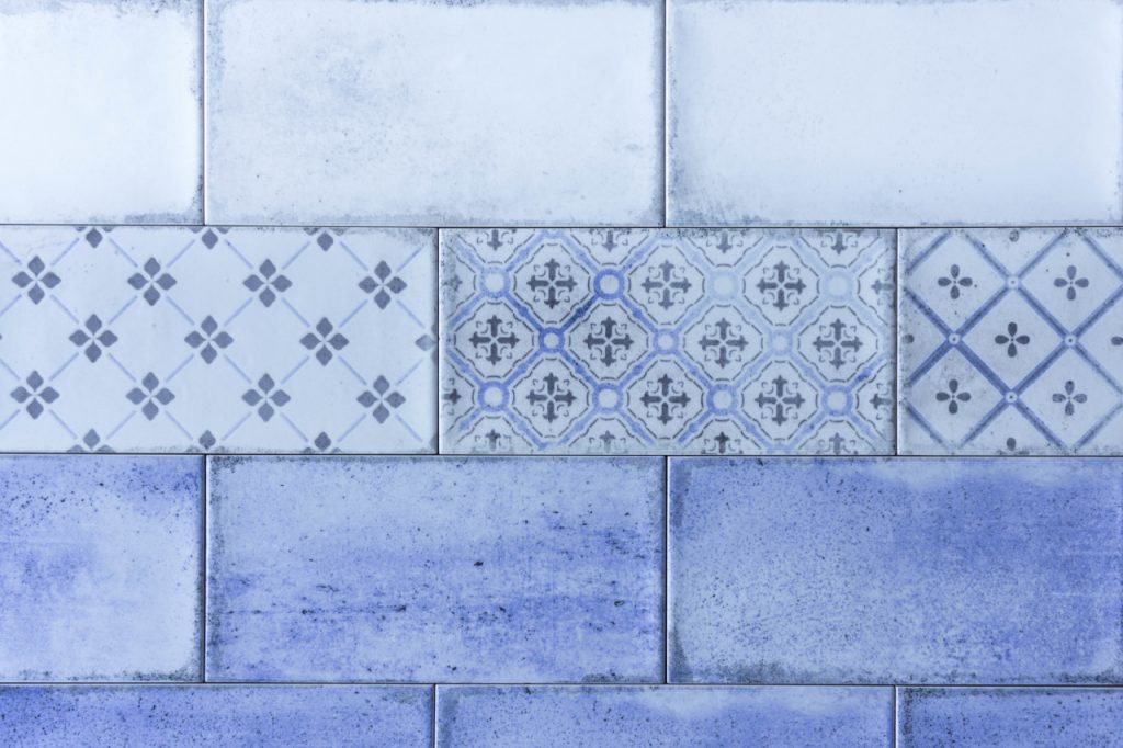 Vintage Fliese blau gewellt 10x20 - dieFliesen.com