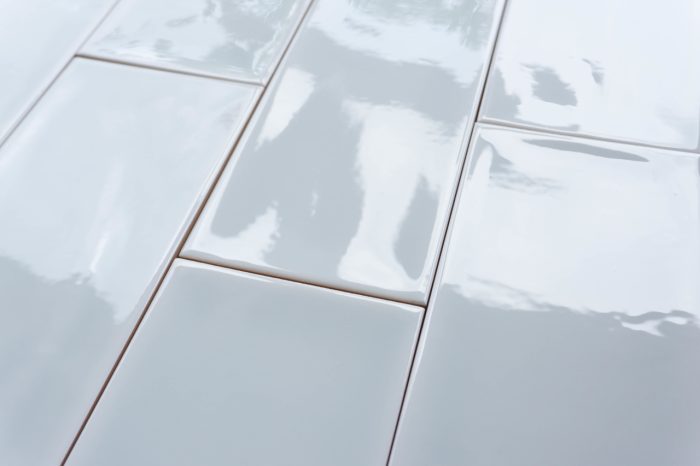 Metro Fliese hellgrau gewellt 10x30