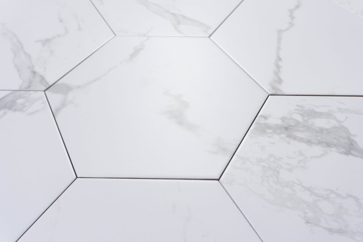 Bodenfliese Sechseck weiß marmoriert 23x27 | Jetzt kaufen bei