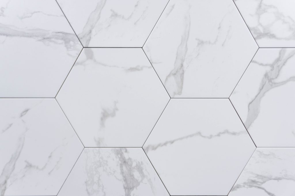 Bodenfliese Sechseck weiß marmoriert 23x27 | Jetzt kaufen bei