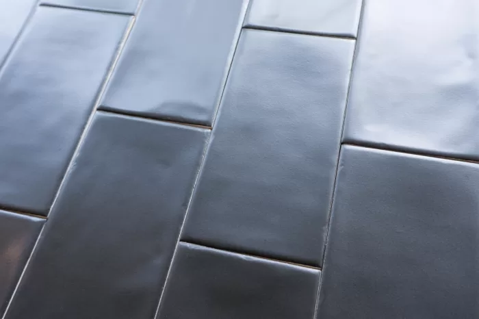 Metro Fliese schwarz matt gewellt 7.5x15