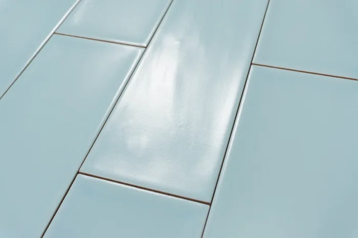 Metro Fliese blau matt gewellt 10x30