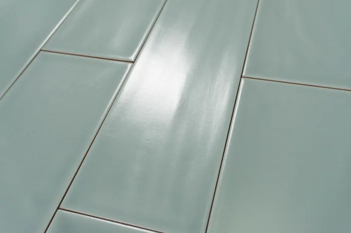 Metro Fliese grün matt gewellt 10x30