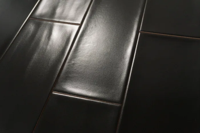 Metro Fliese schwarz matt gewellt 10x30