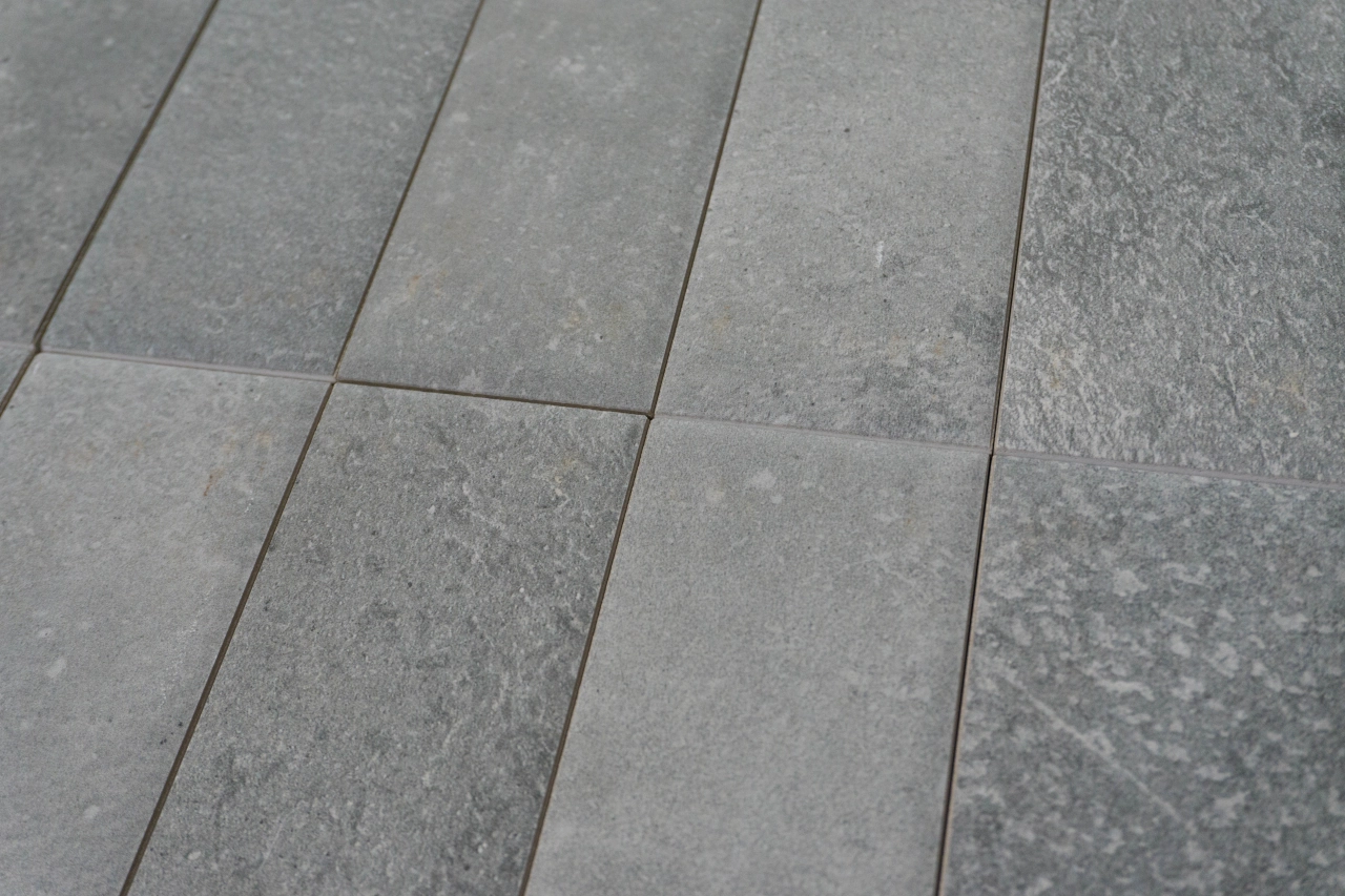 Wand-/ Bodenfliese grau 6x24.5 – Bild 4